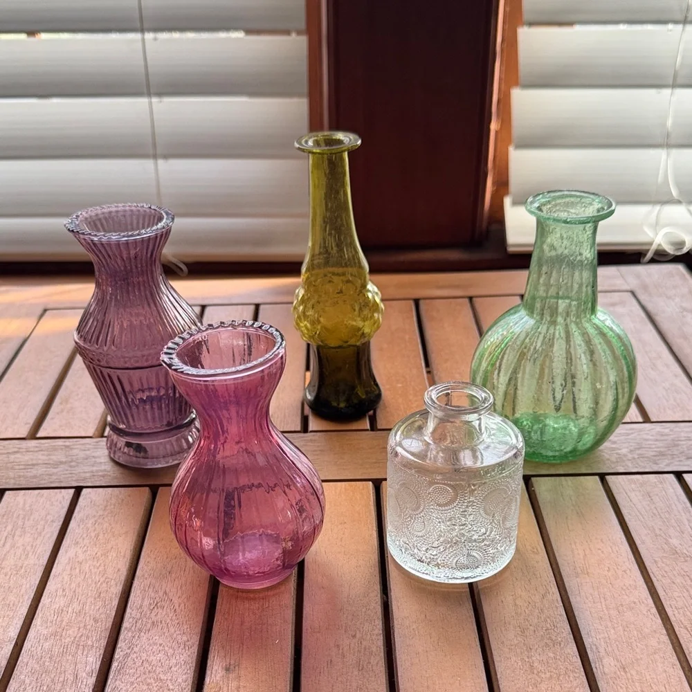 🌸 Set of 5 glass bud vases. Various colors and sizes.